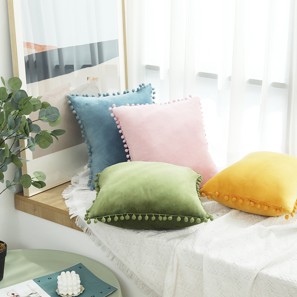 Bársonypárnás deco párna pom pom golyós rojttal